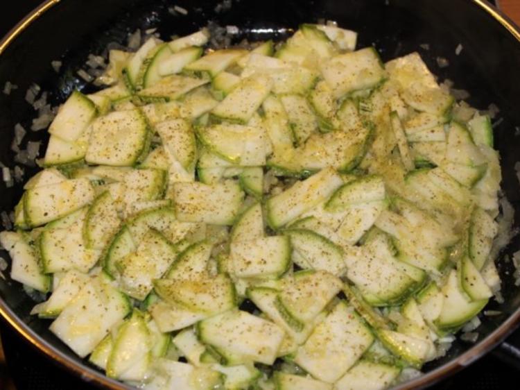Nudeln mit Tomaten Zucchini Soße - schnell &amp; einfach - 52 kcal/100g
