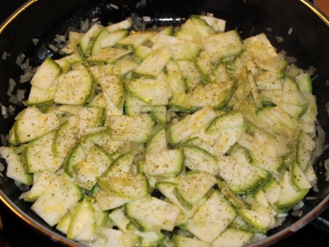 Nudeln mit Tomaten Zucchini Soße - schnell &amp; einfach - 52 kcal/100g