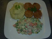 Panierte Jagdwurstscheiben, Buttergemüse in Ruccula-Pesto-Creme und Kapü mit Parmesan - Rezept