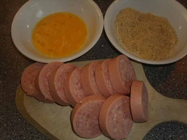 Rezept: Panierte Jagdwurstscheiben, Buttergemüse in Ruccula-Pesto-Creme und Kapü mit Parmesan Bild Nr. 2 Panierte Jagdwurstscheiben, Buttergemüse in Ruccula-Pesto-Creme und Kapü mit Parmesan - Rezept - Bild Nr. 2