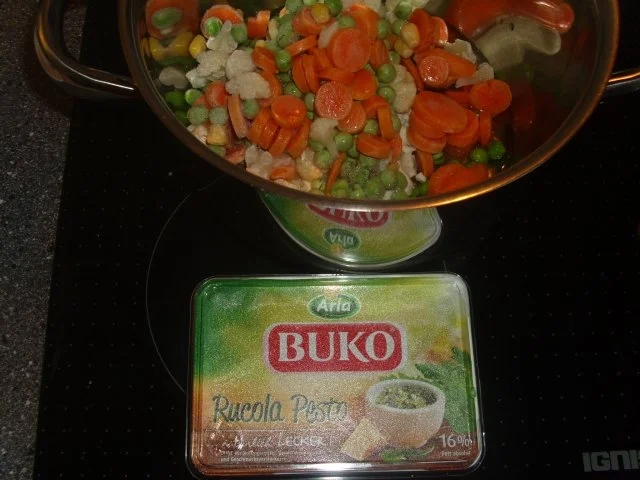 Rezept: Panierte Jagdwurstscheiben, Buttergemüse in Ruccula-Pesto-Creme und Kapü mit Parmesan Bild Nr. 3 Panierte Jagdwurstscheiben, Buttergemüse in Ruccula-Pesto-Creme und Kapü mit Parmesan - Rezept - Bild Nr. 3