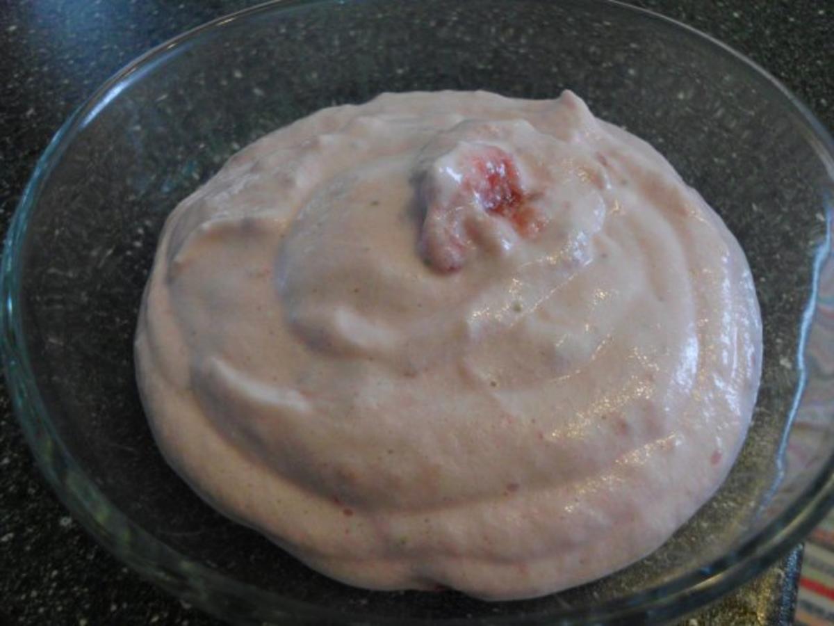 Erdbeerquark mit Eischnee - schnell & einfach - von Enikoe Erdbeerquark mit Eischnee - schnell & einfach - von Enikoe