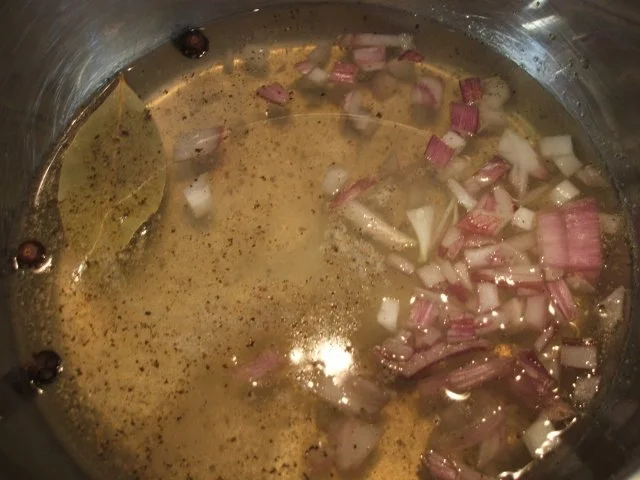 Rezept: Sülzen: Sülze von Süßwasser-Getier auf Orangenmeerrettichschaum Bild Nr. 3 Sülzen: Sülze von Süßwasser-Getier auf Orangenmeerrettichschaum - Rezept - Bild Nr. 3