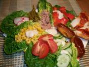 Hähnchenbrust und gebratene Jalapenos mit roter Pfeffersoße und einem herzhaften Salat... - Rezept