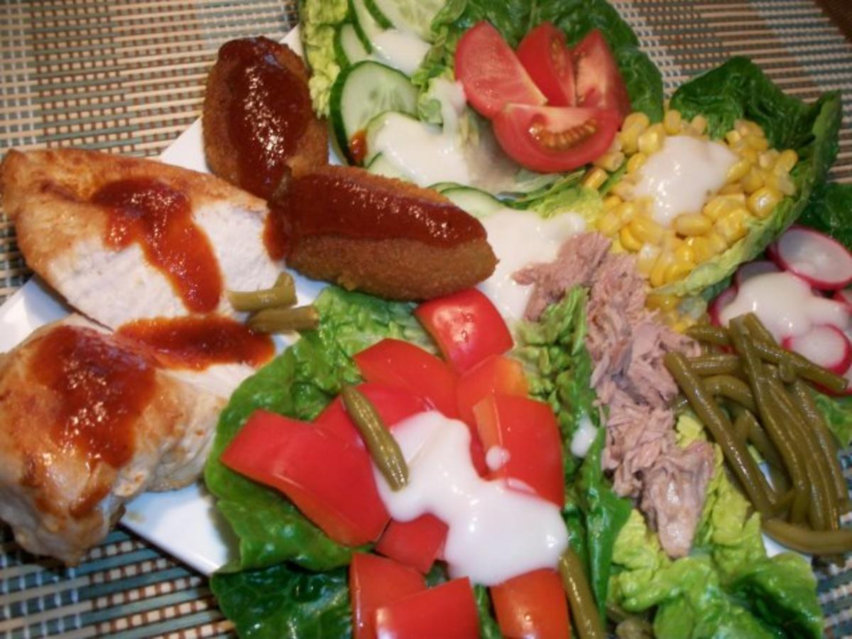 Hähnchenbrust und gebratene Jalapenos mit roter Pfeffersoße und einem herzhaften Salat... - Rezept - Bild Nr. 3