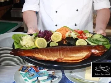 Rezept: Geräucherte Lachsforelle auf Bandnudeln mit Zitronensahnesoße Geräucherte Lachsforelle auf Bandnudeln mit Zitronensahnesoße - Rezept