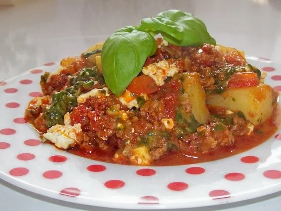 Mediterraner Kartoffel-Spinat-Auflauf mit Hackfleisch und Feta - Rezept