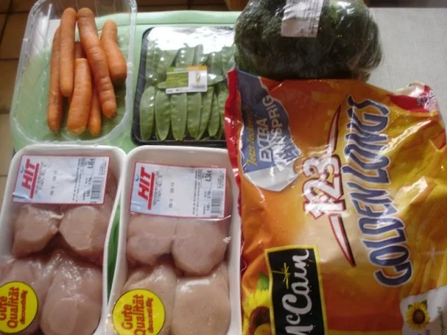 Hähnchennuggets mit Wokgemüse und Pommes frites - Rezept - Bild Nr. 2