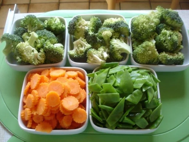 Hähnchennuggets mit Wokgemüse und Pommes frites - Rezept - Bild Nr. 3