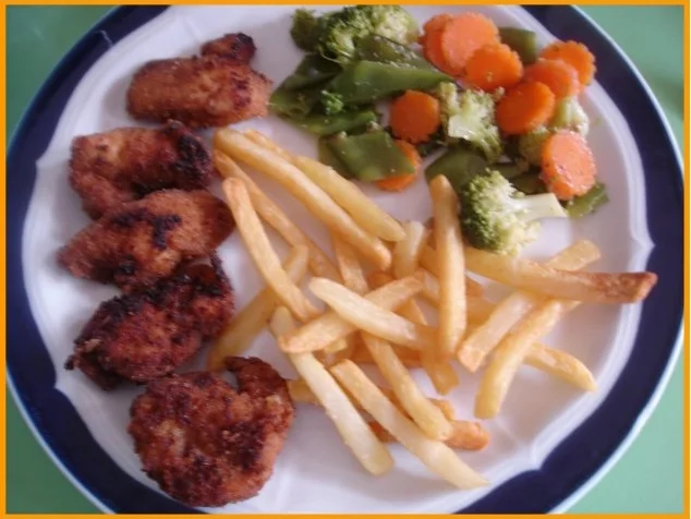 Hähnchennuggets mit Wokgemüse und Pommes frites - Rezept