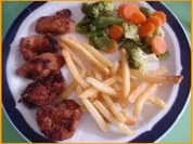 Hähnchennuggets mit Wokgemüse und Pommes frites - Rezept