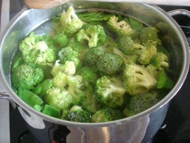 Hähnchennuggets mit Wokgemüse und Pommes frites - Rezept - Bild Nr. 12