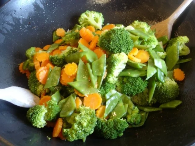 Hähnchennuggets mit Wokgemüse und Pommes frites - Rezept - Bild Nr. 13