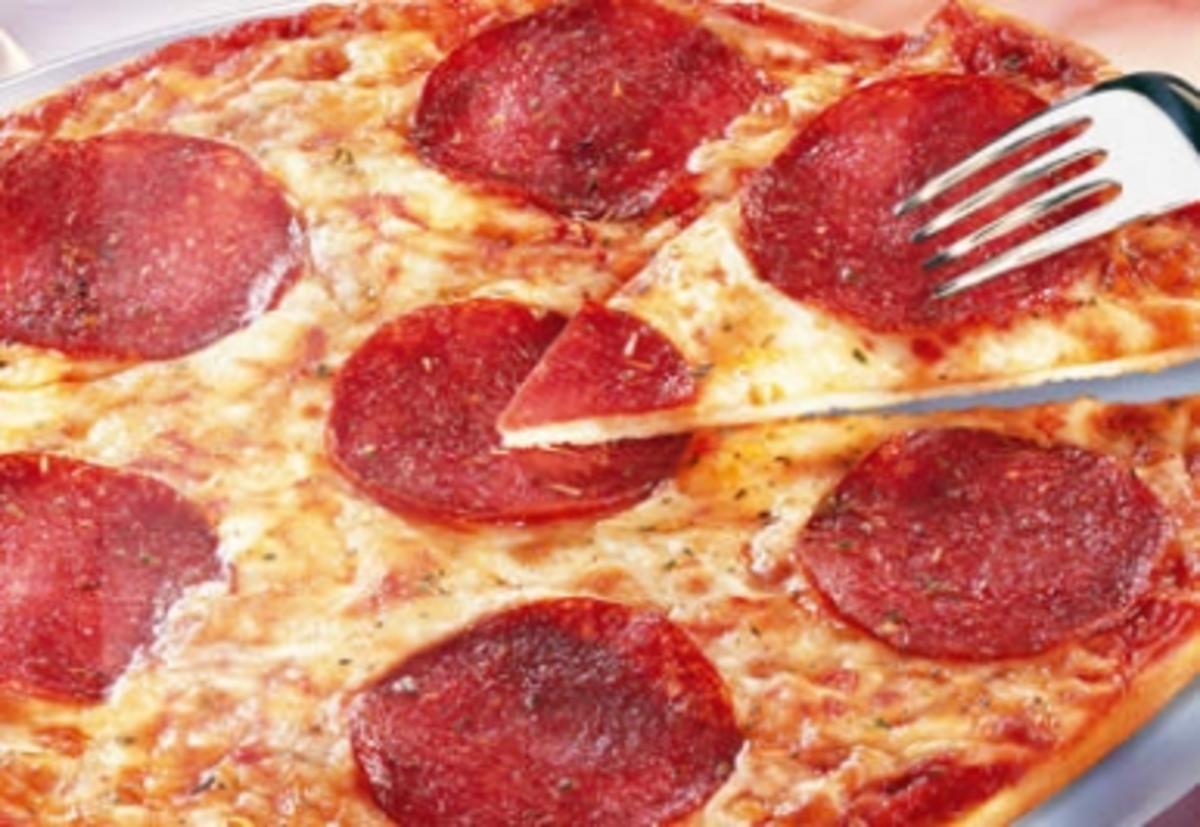 Pizza Salami - Rezept mit Bild - kochbar.de
