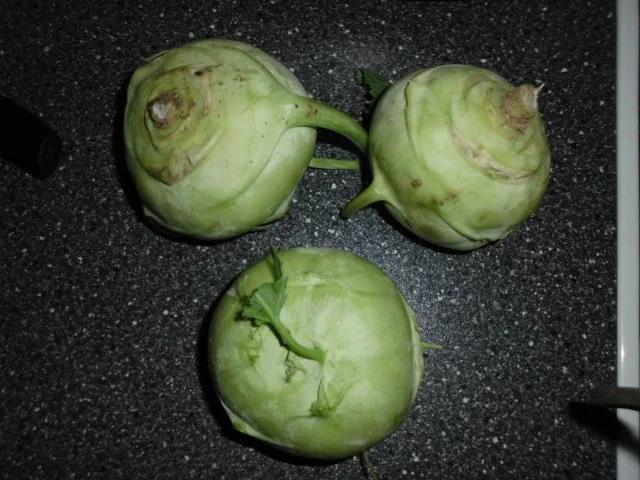 Putenmedaillons auf Kohlrabi spielen Fußball mit Minitomaten - Rezept - Bild Nr. 2