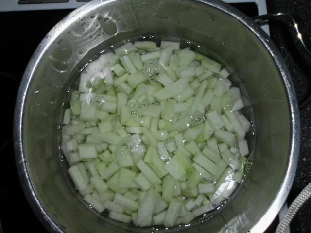 Putenmedaillons auf Kohlrabi spielen Fußball mit Minitomaten - Rezept - Bild Nr. 3