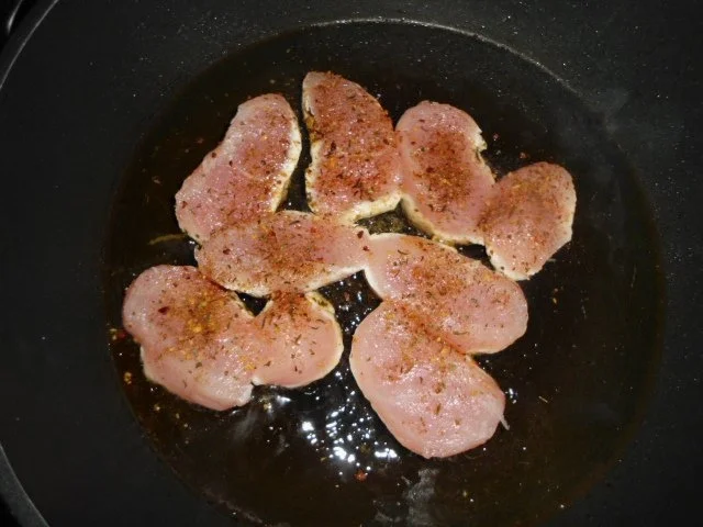 Putenmedaillons auf Kohlrabi spielen Fußball mit Minitomaten - Rezept - Bild Nr. 6