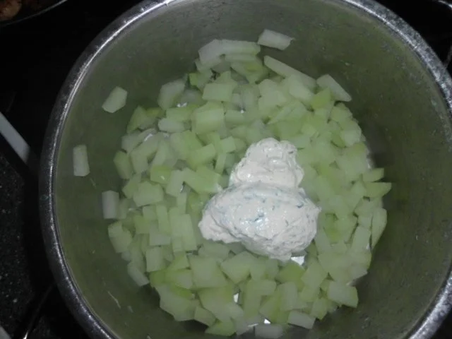 Putenmedaillons auf Kohlrabi spielen Fußball mit Minitomaten - Rezept - Bild Nr. 4