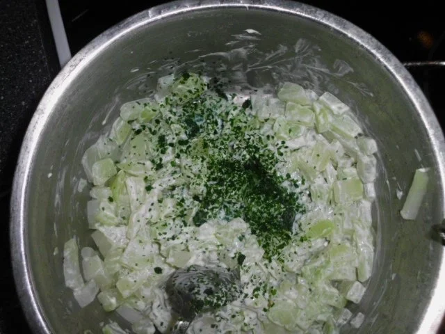 Putenmedaillons auf Kohlrabi spielen Fußball mit Minitomaten - Rezept - Bild Nr. 5