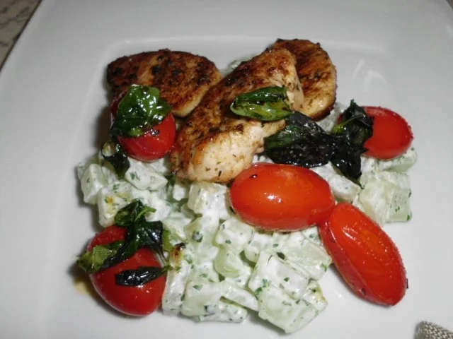 Putenmedaillons auf Kohlrabi spielen Fußball mit Minitomaten - Rezept