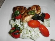 Putenmedaillons auf Kohlrabi spielen Fußball mit Minitomaten - Rezept