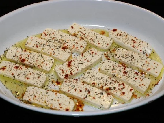 Schweinerückensteaks mit gemischtem Salat und gebackenem Feta - Rezept - Bild Nr. 2