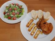 Schweinerückensteaks mit gemischtem Salat und gebackenem Feta - Rezept