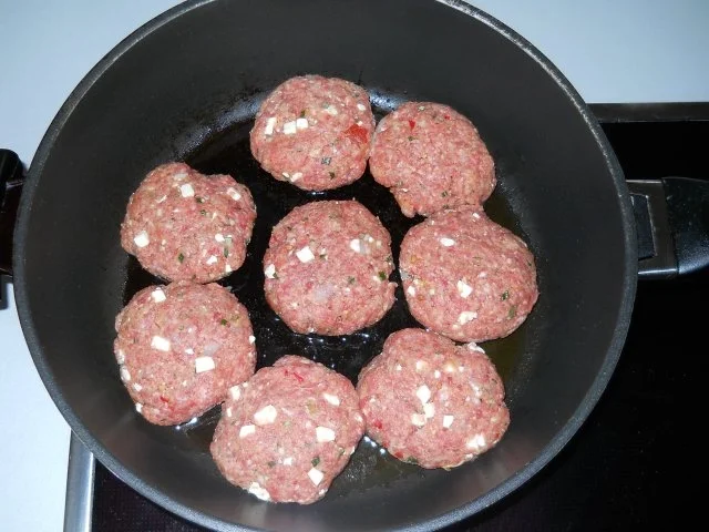 Rezept: Kräuterfrikadellen mit frischen Bohnen Bild Nr. 7 Kräuterfrikadellen mit frischen Bohnen - Rezept - Bild Nr. 7