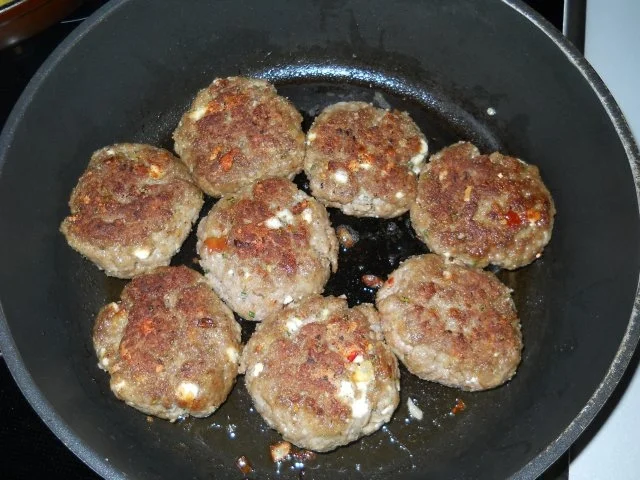 Rezept: Kräuterfrikadellen mit frischen Bohnen Bild Nr. 8 Kräuterfrikadellen mit frischen Bohnen - Rezept - Bild Nr. 8