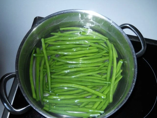 Rezept: Kräuterfrikadellen mit frischen Bohnen Bild Nr. 10 Kräuterfrikadellen mit frischen Bohnen - Rezept - Bild Nr. 10