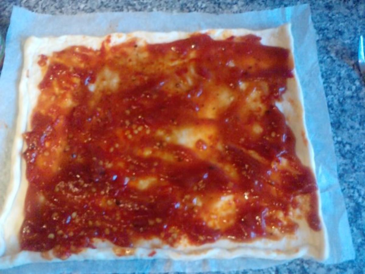 Pizza Andy Stagioni - gegrillt im Kugelgasgrill - Pizza Funghi e Prosciutto e Peperoncini - Rezept - Bild Nr. 2