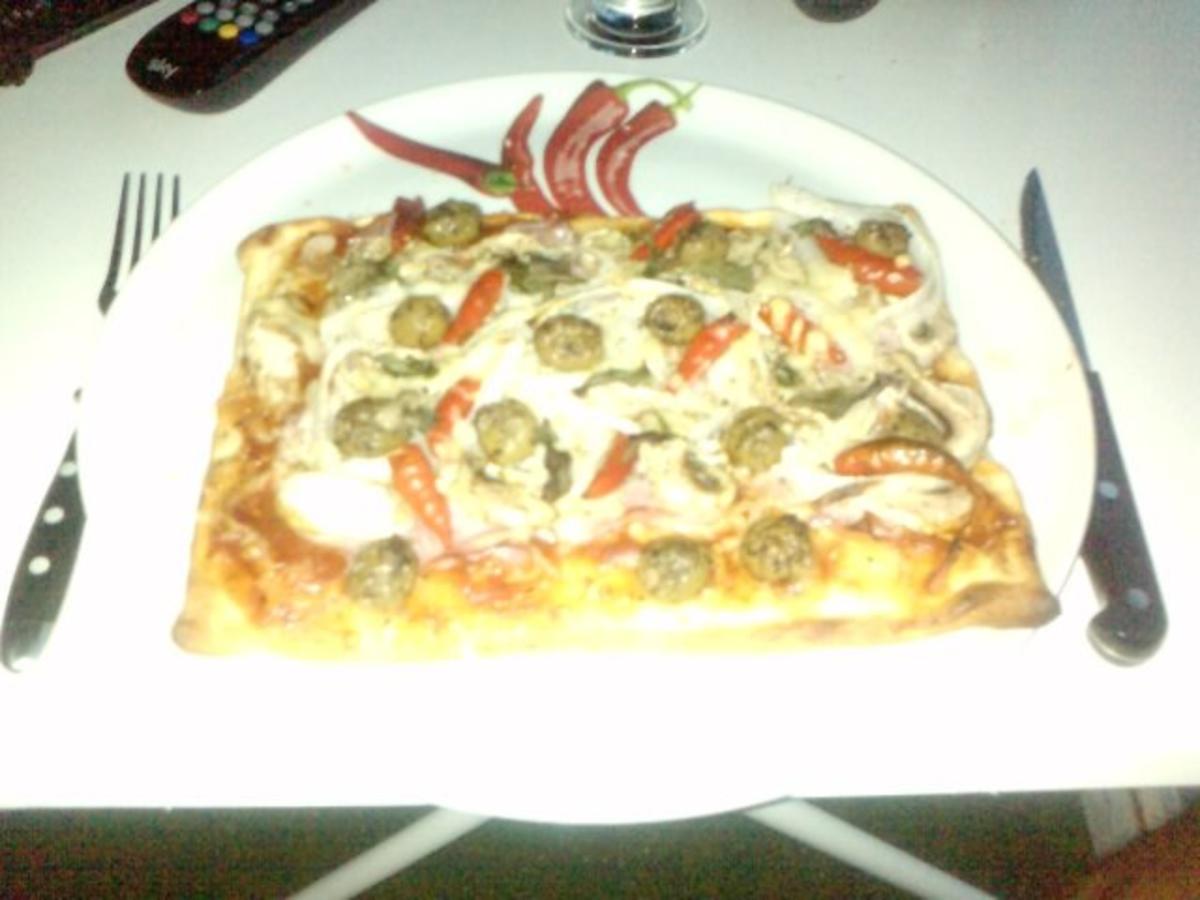 Pizza Andy Stagioni - gegrillt im Kugelgasgrill - Pizza Funghi e Prosciutto e Peperoncini - Rezept - Bild Nr. 3