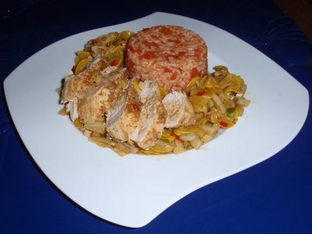 Rezept: scharfe Hähnchenbrust auf Gemüse mit Tomatenreis scharfe Hähnchenbrust auf Gemüse mit Tomatenreis - Rezept