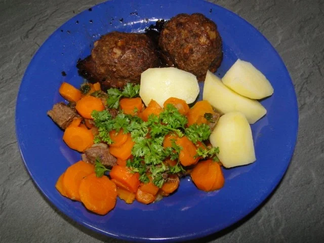 Frikadellen mit Möhrengemüse - Rezept