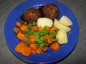 Frikadellen mit Möhrengemüse - Rezept