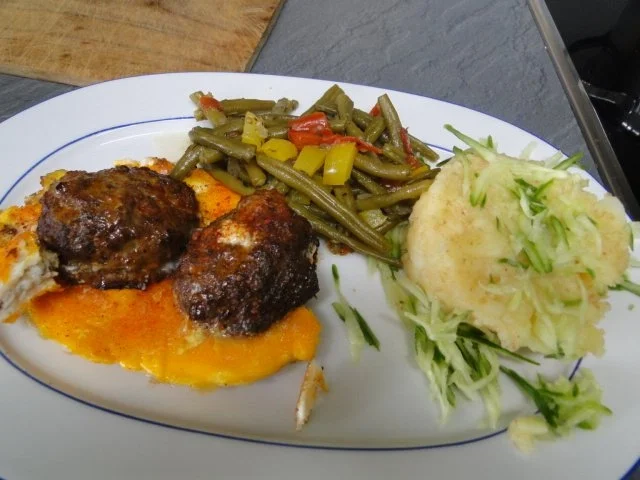 Frikadellen aus dem Backofen mt Bohnen-Paprika-Gemüse für Bianca, die heute 3 Jahre - Rezept