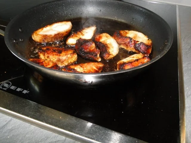 Basilikum-Tomatensalat mit Putenmedaillons - Rezept - Bild Nr. 2