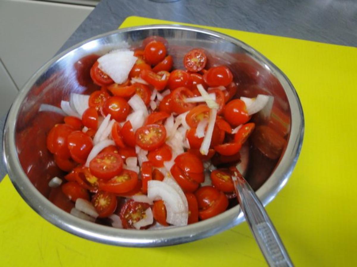 Basilikum-Tomatensalat mit Putenmedaillons - Rezept - Bild Nr. 4