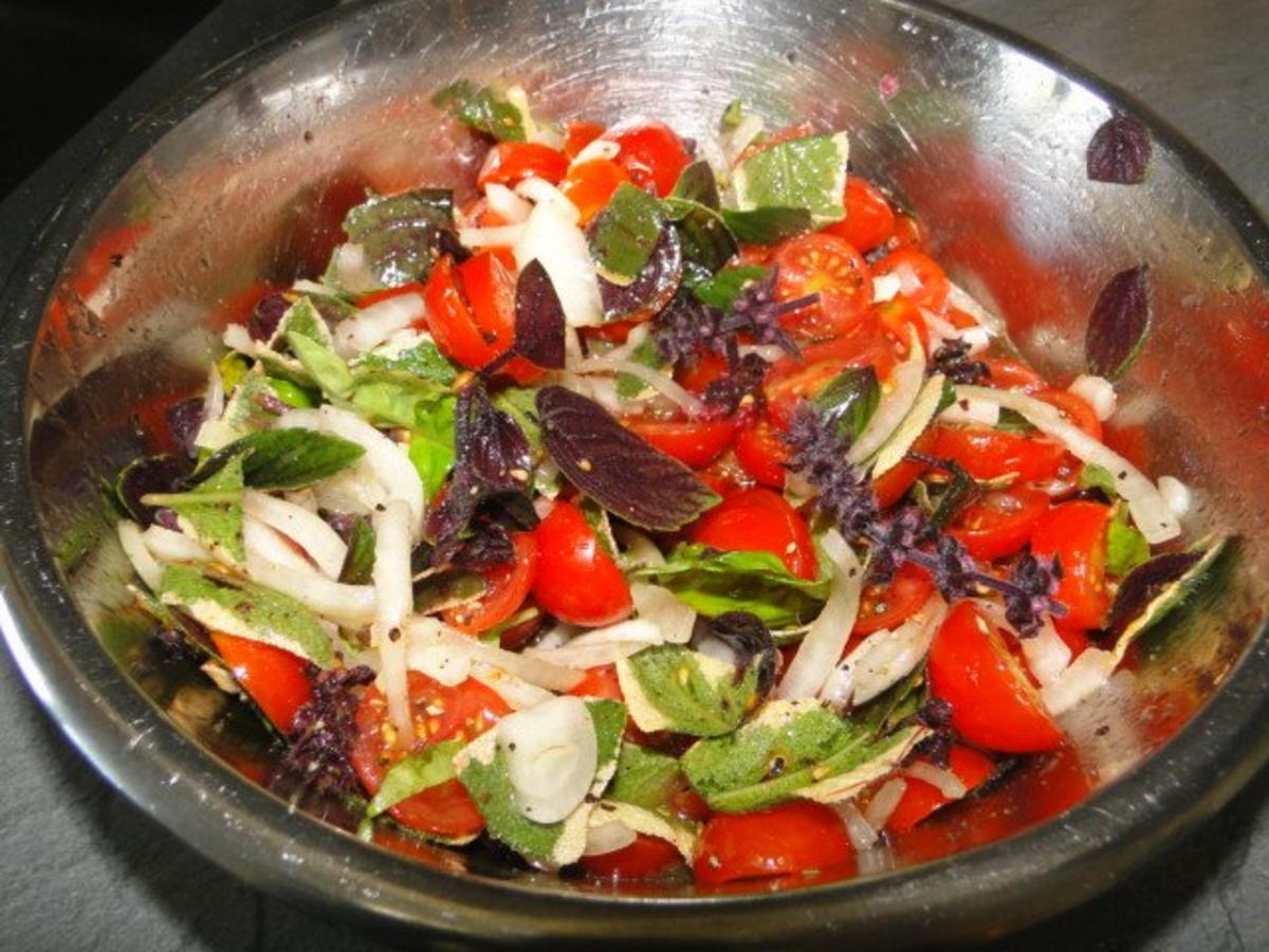 Bilder für Basilikum-Tomatensalat mit Putenmedaillons - Rezept