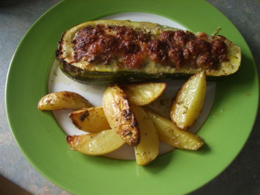 gefüllte Zucchini mit kartoffelspalten - Rezept - kochbar.de