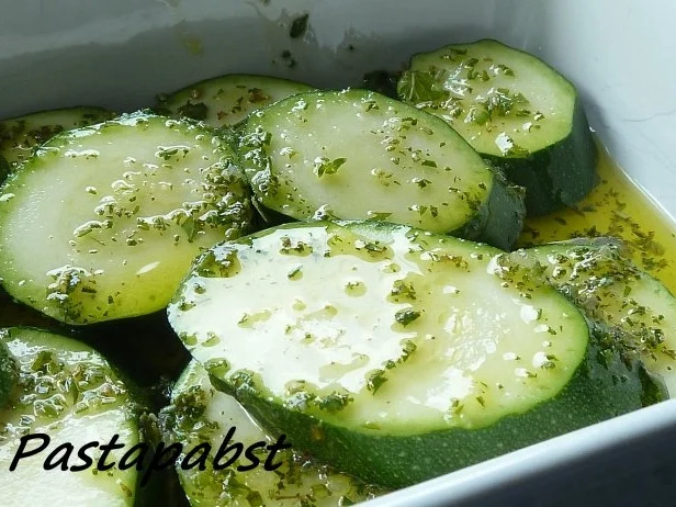 Rezept: Zucchini vom Grill in Kräuter Marinade Zucchini vom Grill in Kräuter Marinade - Rezept