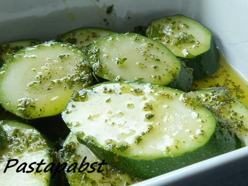 Zucchini vom Grill in Kräuter Marinade - Rezept - kochbar.de