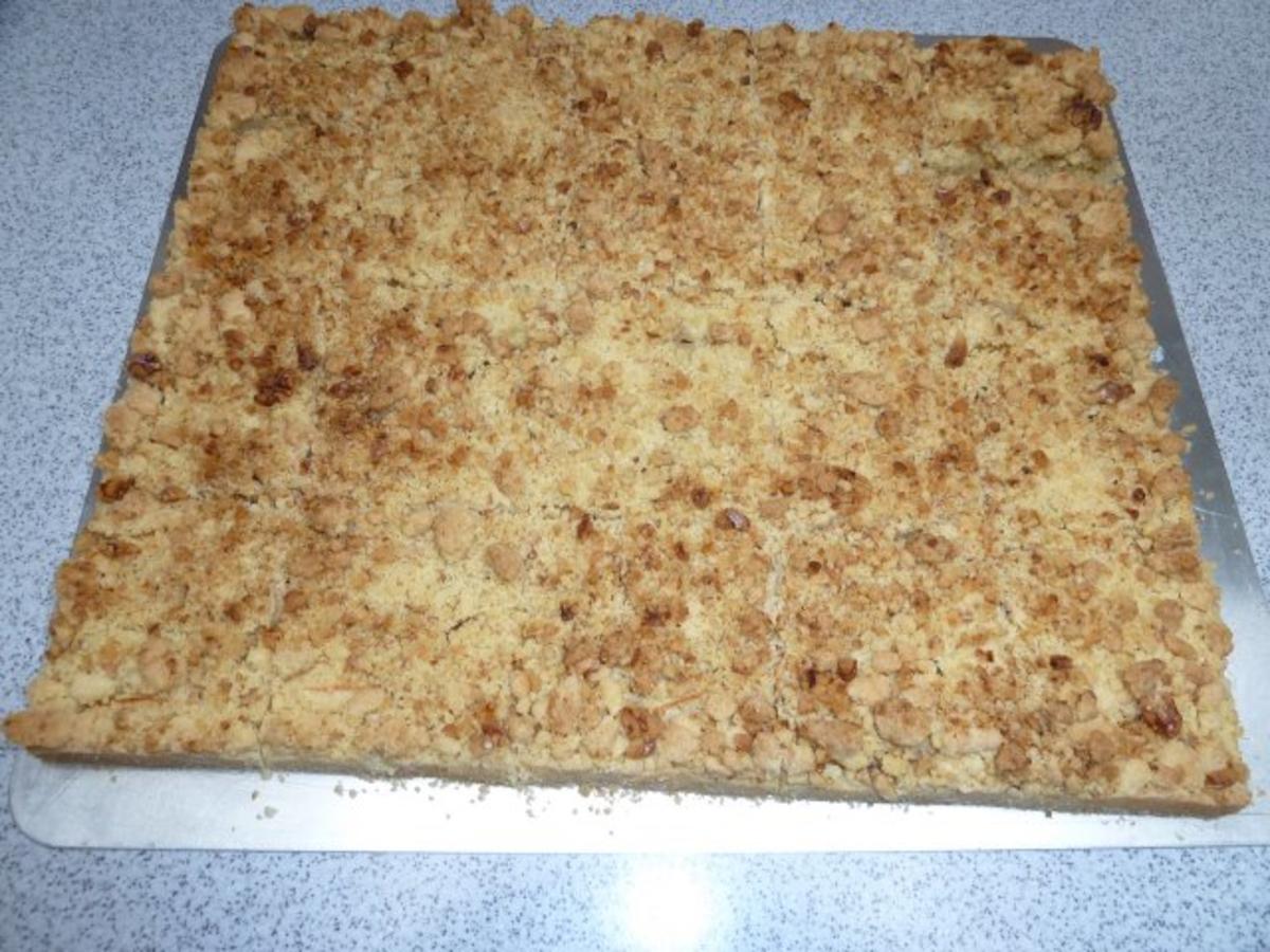 Apfelkuchen mit Streuseln und Walnüssen ruck zuck - einfach - 302 kcal/100g