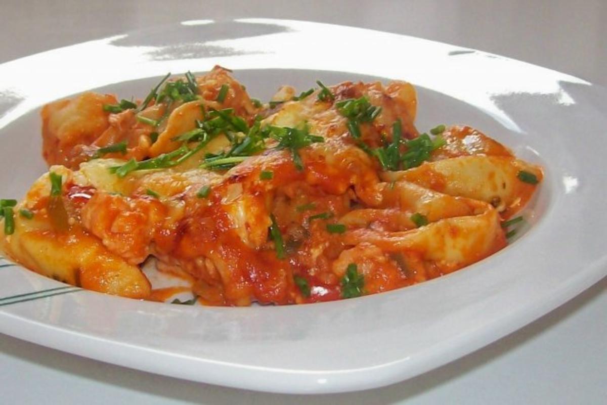 Schneller Tortelliniauflauf mit Lachs und Paprika-Tomatensoße - Rezept ...