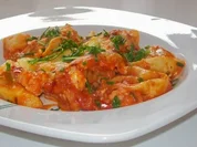 Rezept: Schneller Tortelliniauflauf mit Lachs und Paprika-Tomatensoรe Schneller Tortelliniauflauf mit Lachs und Paprika-Tomatensoรe - Rezept