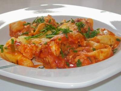 Schneller Tortelliniauflauf mit Lachs und Paprika-Tomatensoße - Rezept