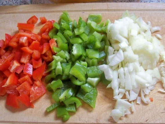 Schneller Tortelliniauflauf mit Lachs und Paprika-Tomatensoße - Rezept - Bild Nr. 3
