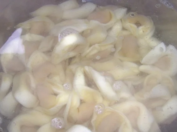 Schneller Tortelliniauflauf mit Lachs und Paprika-Tomatensoße - Rezept - Bild Nr. 2