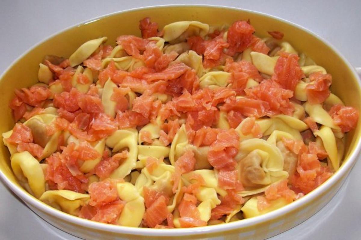 Schneller Tortelliniauflauf mit Lachs und Paprika-Tomatensoße - Rezept - Bild Nr. 7