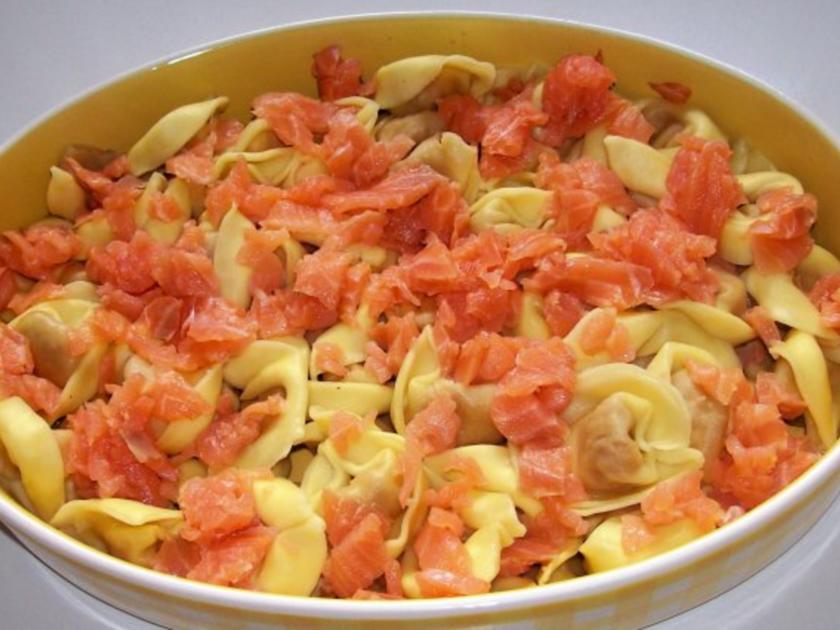 Schneller Tortelliniauflauf mit Lachs und Paprika-Tomatensoße - Rezept ...